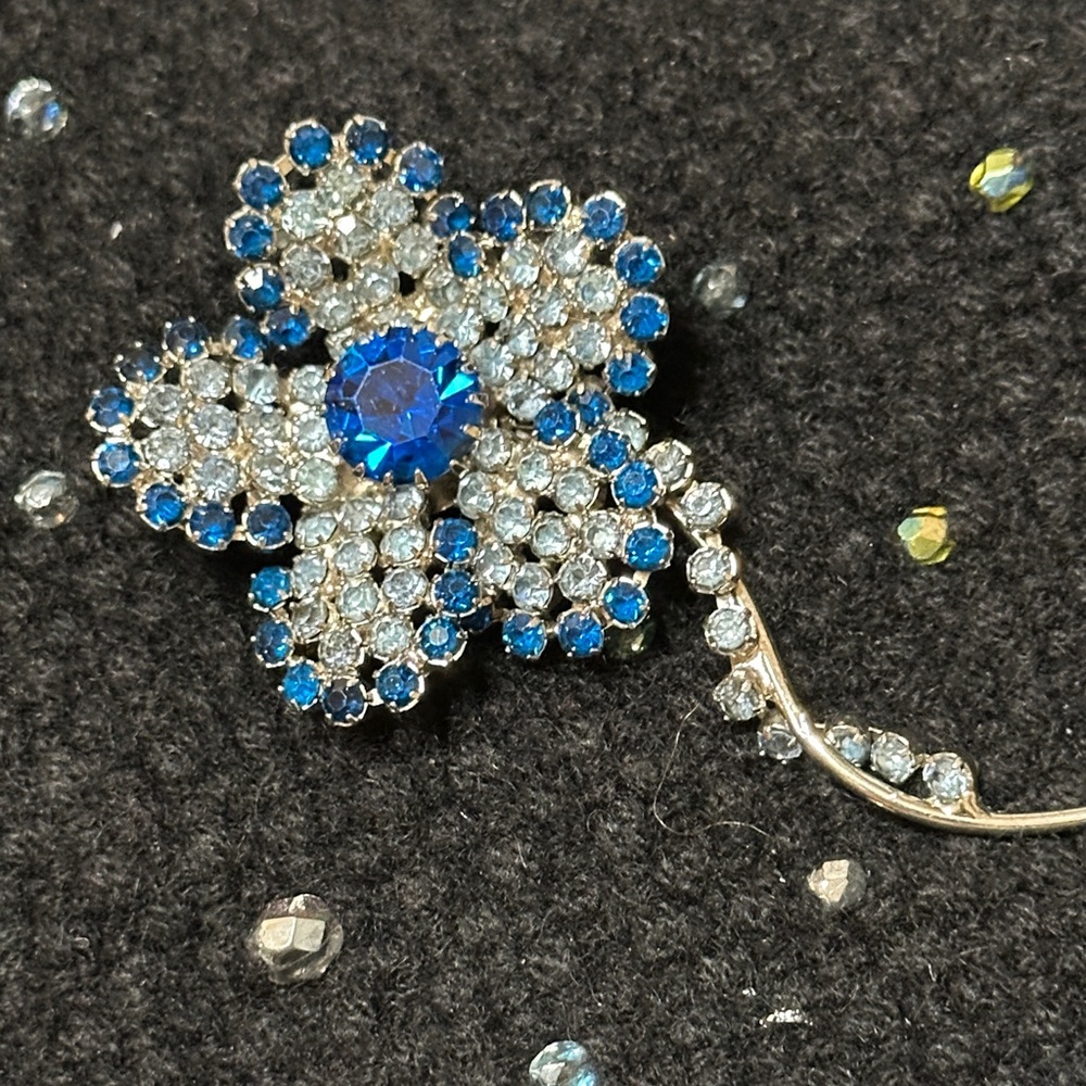 Sparkly Blue Rhinestone & Silver Metal Flower Brooch - 3” x 1 5/8” EUC